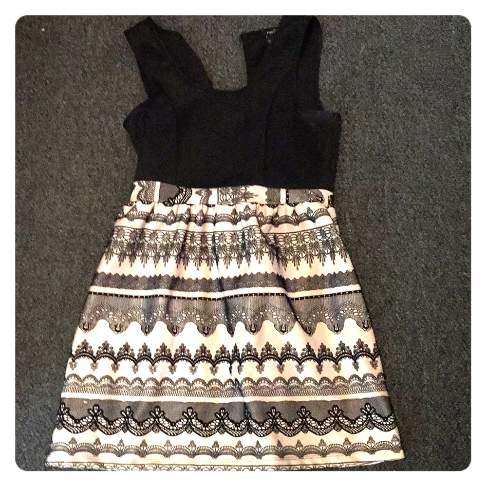 Cute dress. Lightly worn. No spots or tears.